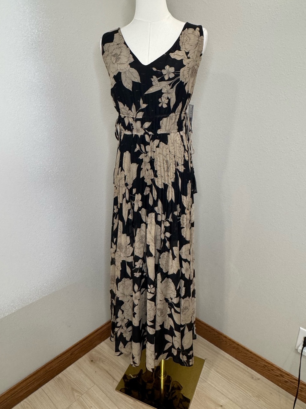 Taylor Floral Maxi Dress Women’s 8 Black Taupe Pleated V-Neck NWT